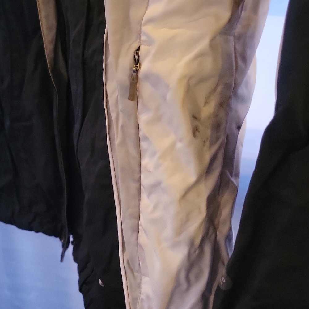 Columbia Women's Black and Cream Rain Jacket - Picture 6 of 7